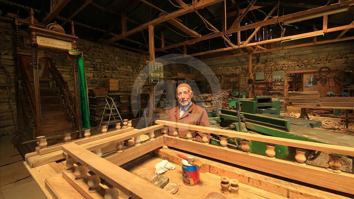 Hayır için camilere minber yapıyor