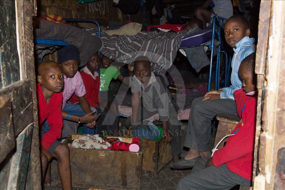 Kenya'da 600 kimsesiz çocuk iki katlı yetimhanede kalıyor