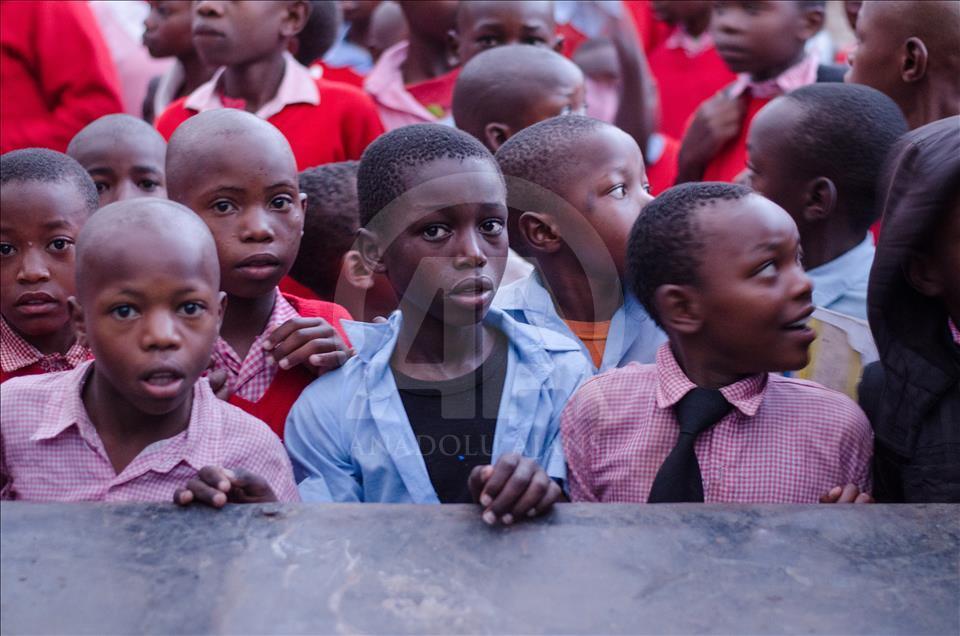 Kenya'da 600 kimsesiz çocuk iki katlı yetimhanede kalıyor