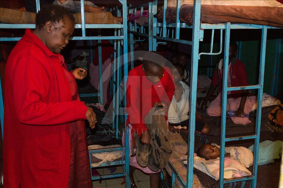Kenya'da 600 kimsesiz çocuk iki katlı yetimhanede kalıyor