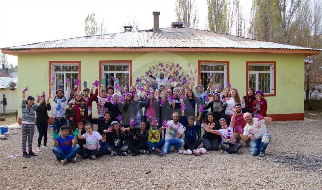 "Gönüllü melekler" köy çocukları için seferber oldu