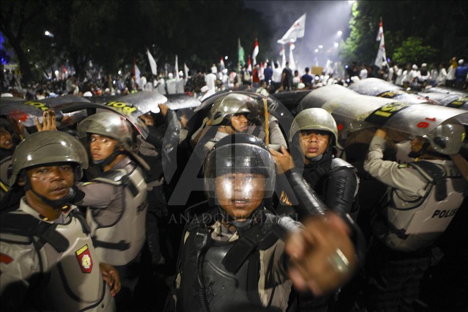 Clash during Blaspemy Protest in Indonesia