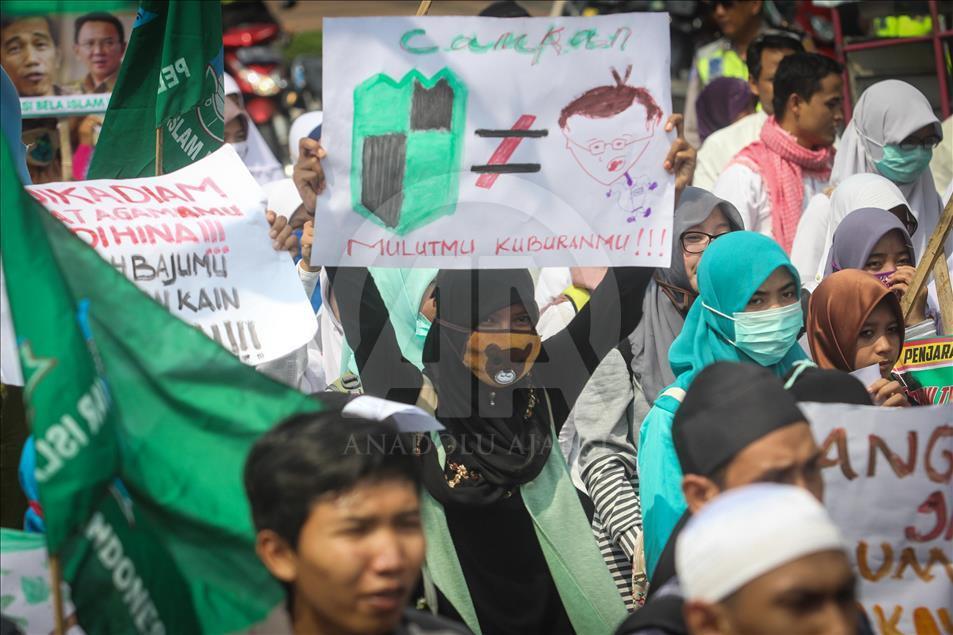 Thousands people from various Islamic organizations doing long march and demonstration in Semarang, Indonesia, on November 04, 2016 to show their disapproval for Governor Basuki Tjahaja Purnama, better known by his nickname 'Ahok', after the governors con