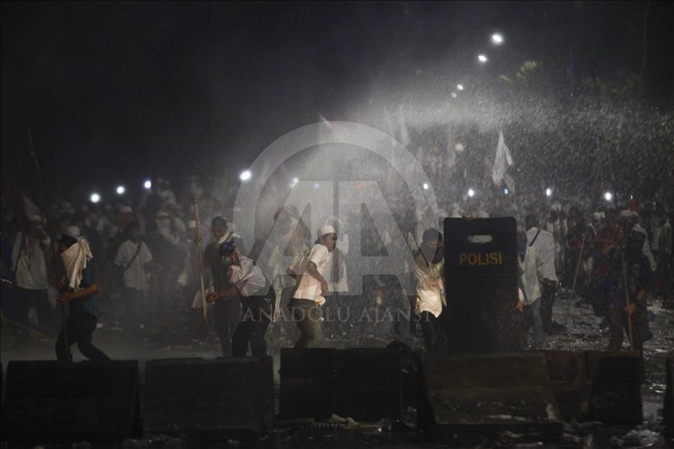 Clash during Blaspemy Protest in Indonesia