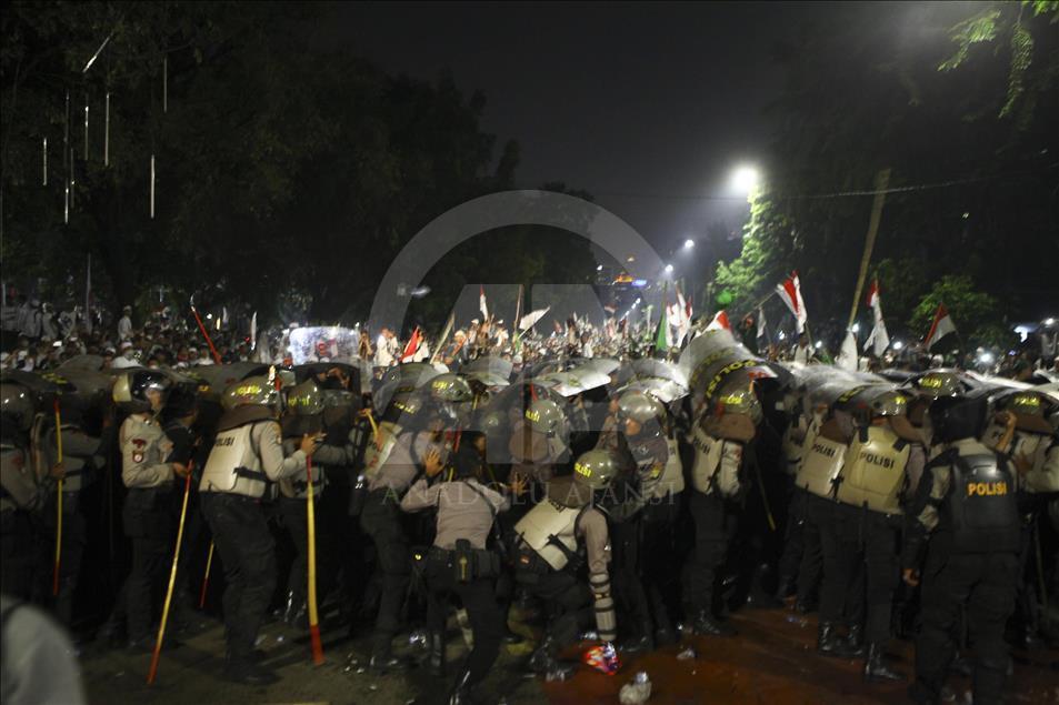 Clash during Blaspemy Protest in Indonesia