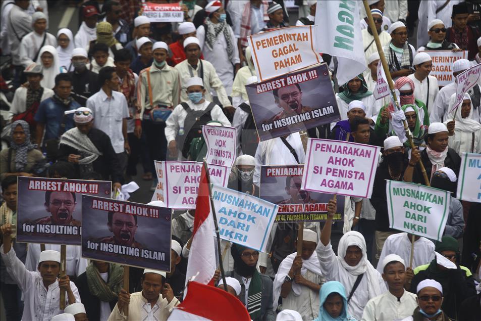 indsats flydende inch Huge crowds gather to call for Jakarta governor probe - Anadolu Agency