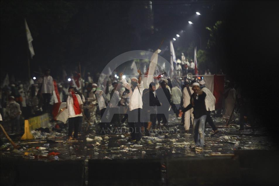 Clash during Blaspemy Protest in Indonesia