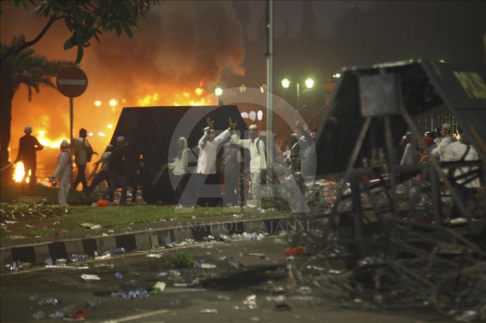 Clash during Blaspemy Protest in Indonesia