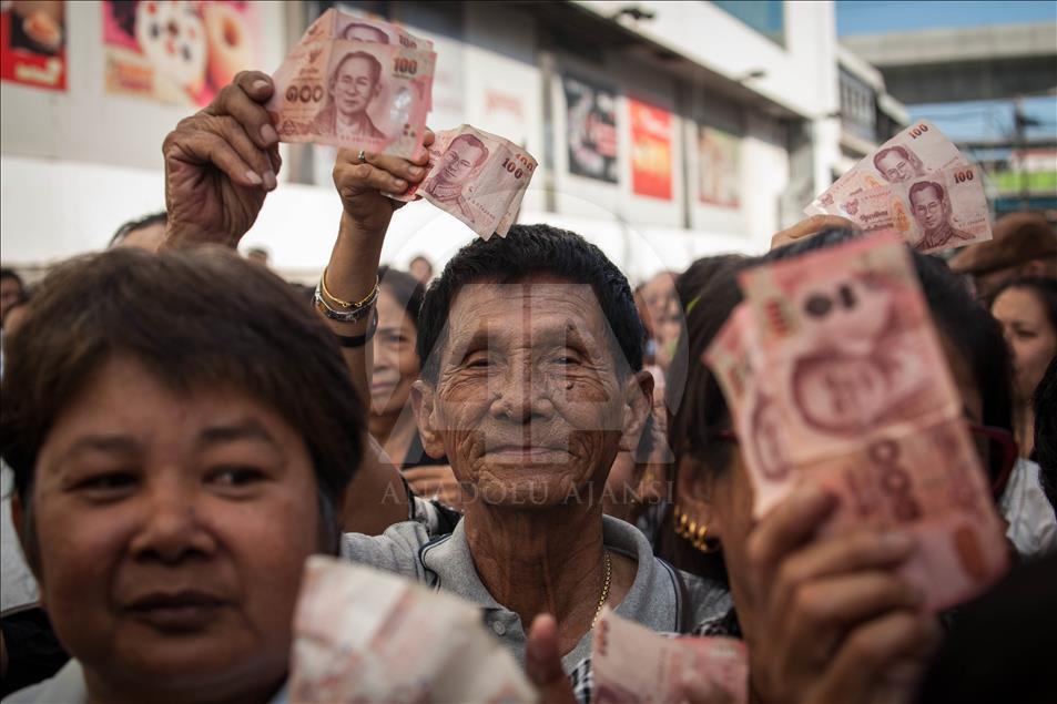 Former PM Yingluck Shinawatra sell rice to help farmers