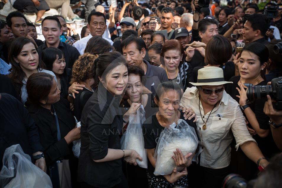 Former PM Yingluck Shinawatra sell rice to help farmers