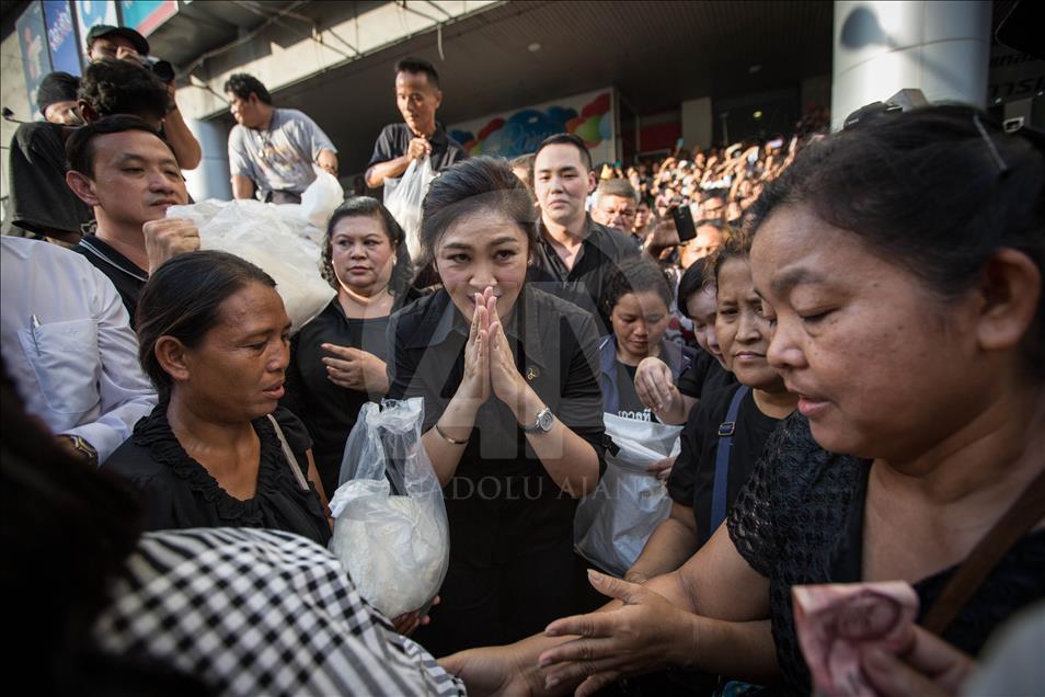 Former PM Yingluck Shinawatra sell rice to help farmers