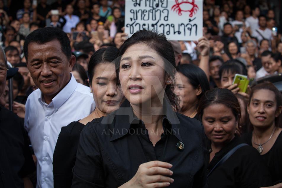 Former PM Yingluck Shinawatra sell rice to help farmers