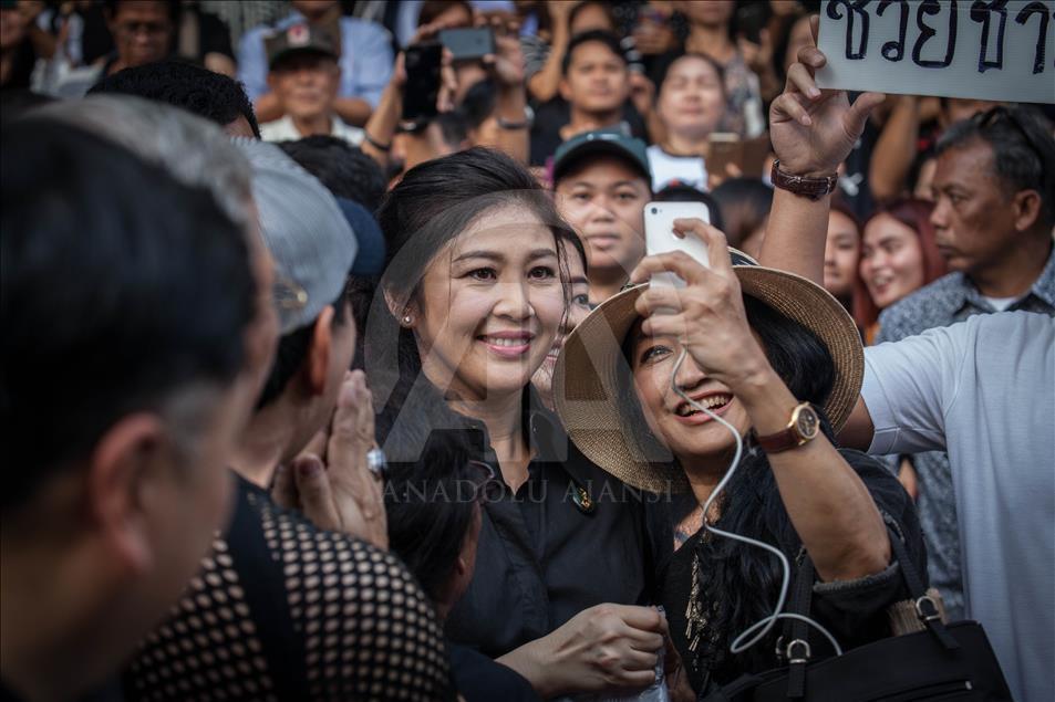 Former PM Yingluck Shinawatra sell rice to help farmers