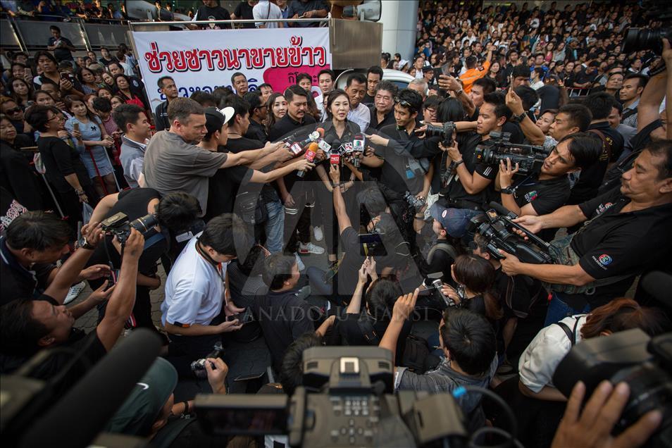 Former PM Yingluck Shinawatra sell rice to help farmers