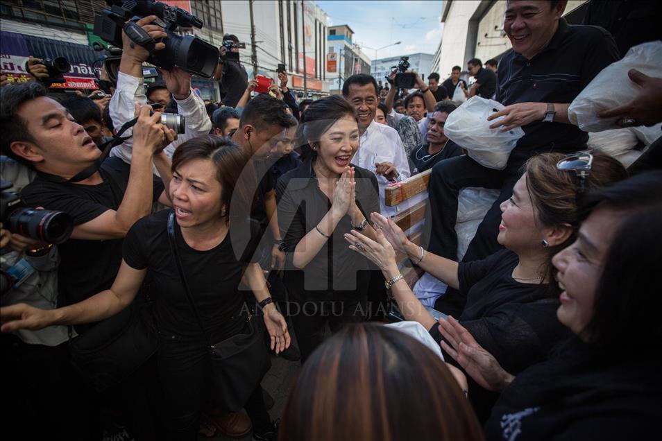 Former PM Yingluck Shinawatra sell rice to help farmers