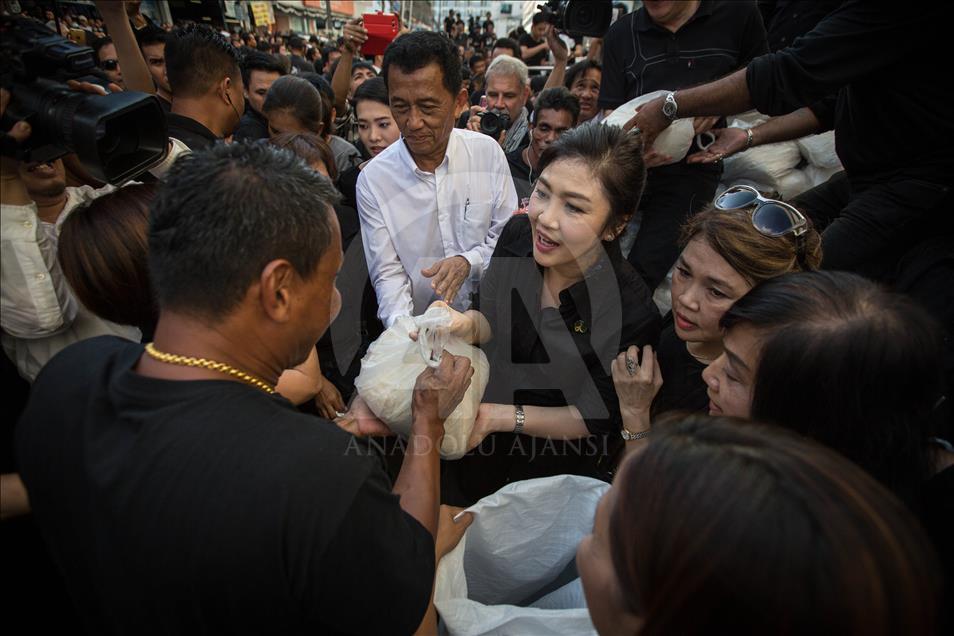 Former PM Yingluck Shinawatra sell rice to help farmers