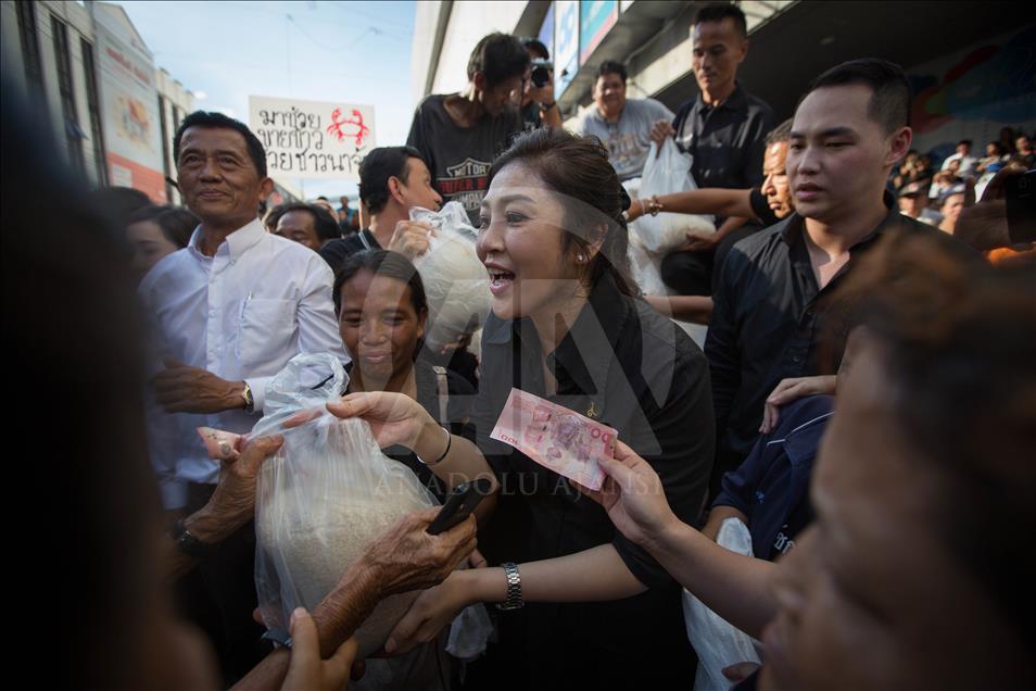 Former PM Yingluck Shinawatra sell rice to help farmers