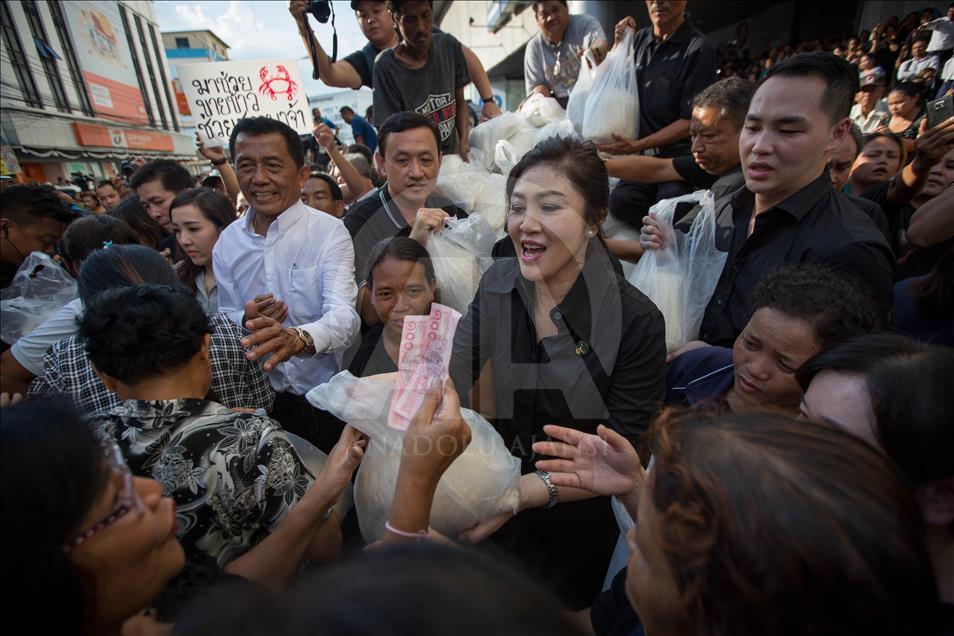 Former PM Yingluck Shinawatra sell rice to help farmers