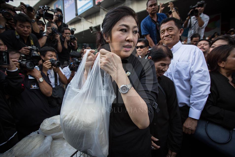 Former PM Yingluck Shinawatra sell rice to help farmers