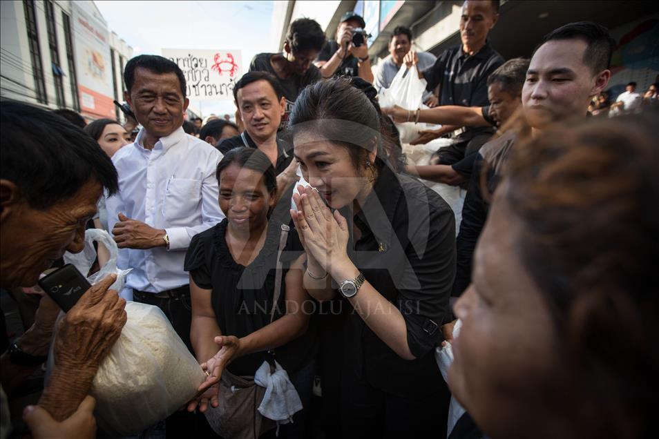 Former PM Yingluck Shinawatra sell rice to help farmers