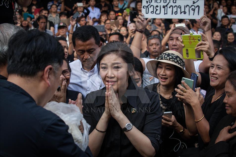 Former PM Yingluck Shinawatra sell rice to help farmers