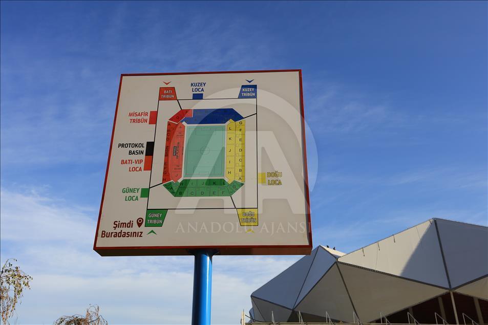 Akyazı Stadı'nda çim serimi bitti