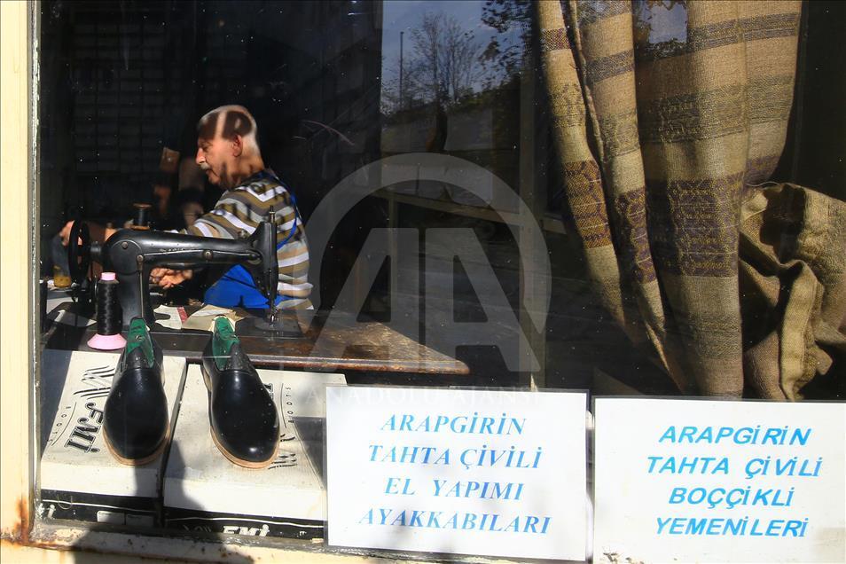 Yarım asırdır tahta çivili ayakkabı üretiyor