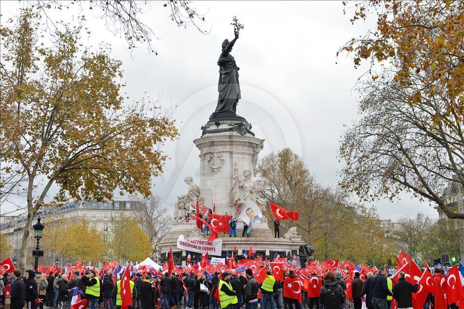 Paris'te "Teröre Lanet, Demokrasiye Davet" mitingi