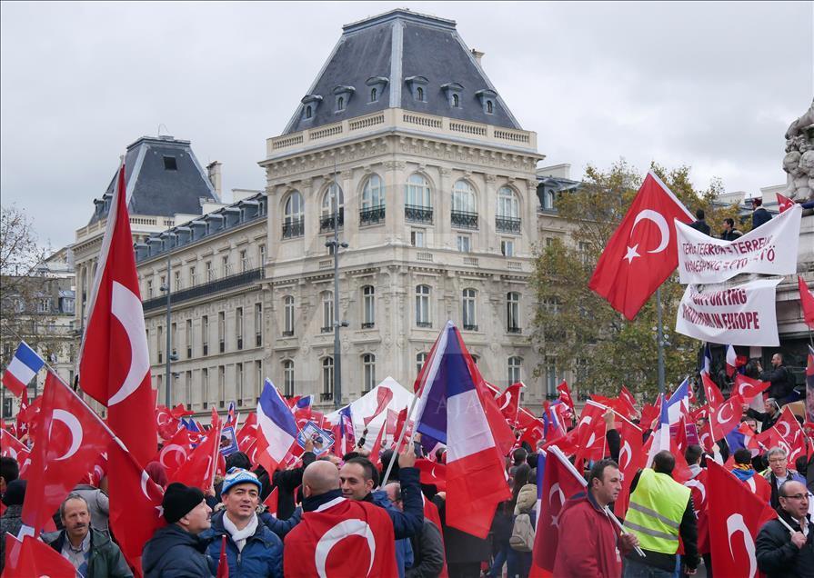Paris'te "Teröre Lanet, Demokrasiye Davet" mitingi