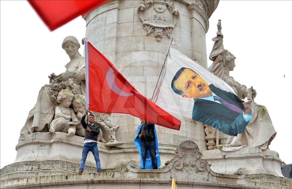 Paris'te "Teröre Lanet, Demokrasiye Davet" mitingi