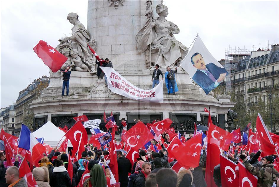 Paris'te "Teröre Lanet, Demokrasiye Davet" mitingi