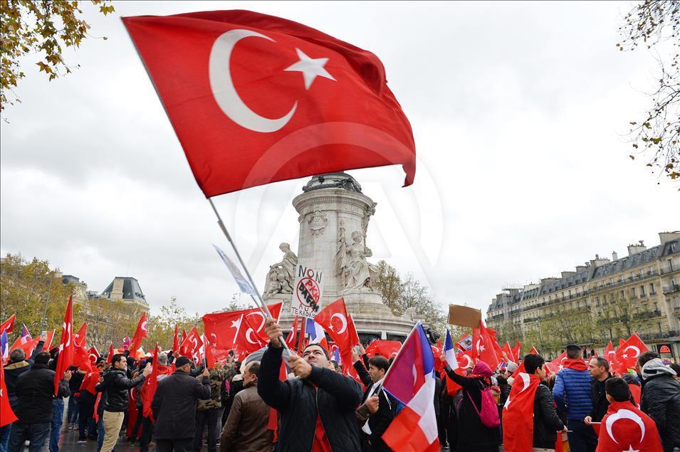 Paris'te "Teröre Lanet, Demokrasiye Davet" mitingi