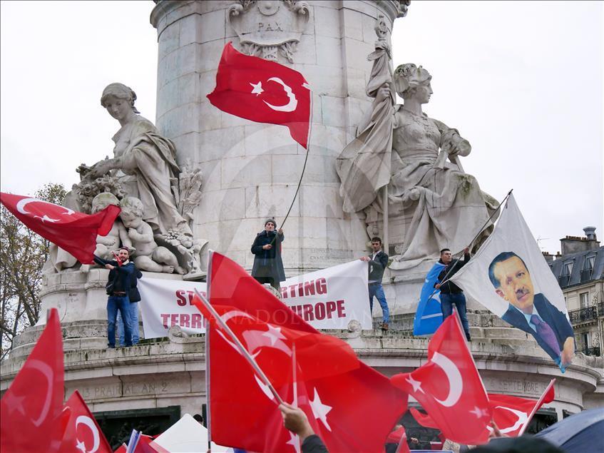 Paris'te "Teröre Lanet, Demokrasiye Davet" mitingi