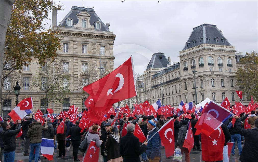 Paris'te "Teröre Lanet, Demokrasiye Davet" mitingi
