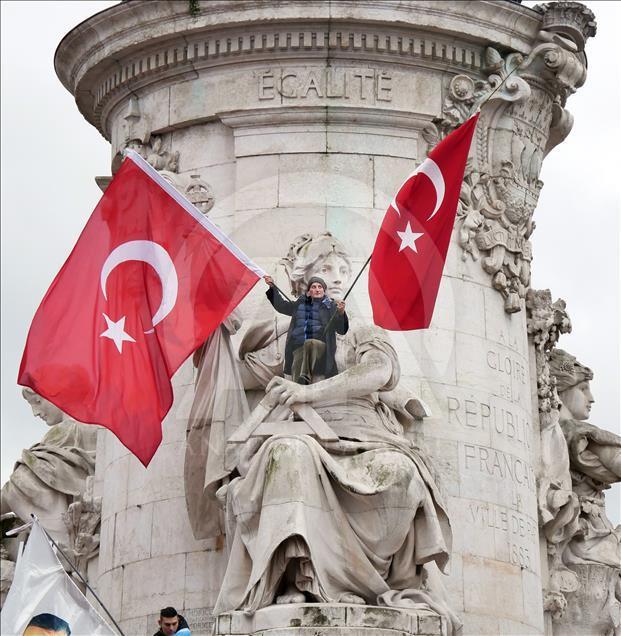 Paris'te "Teröre Lanet, Demokrasiye Davet" mitingi