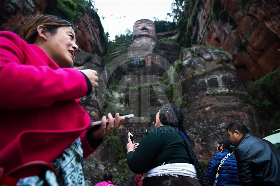 Çin'deki büyük Leshan Budası
