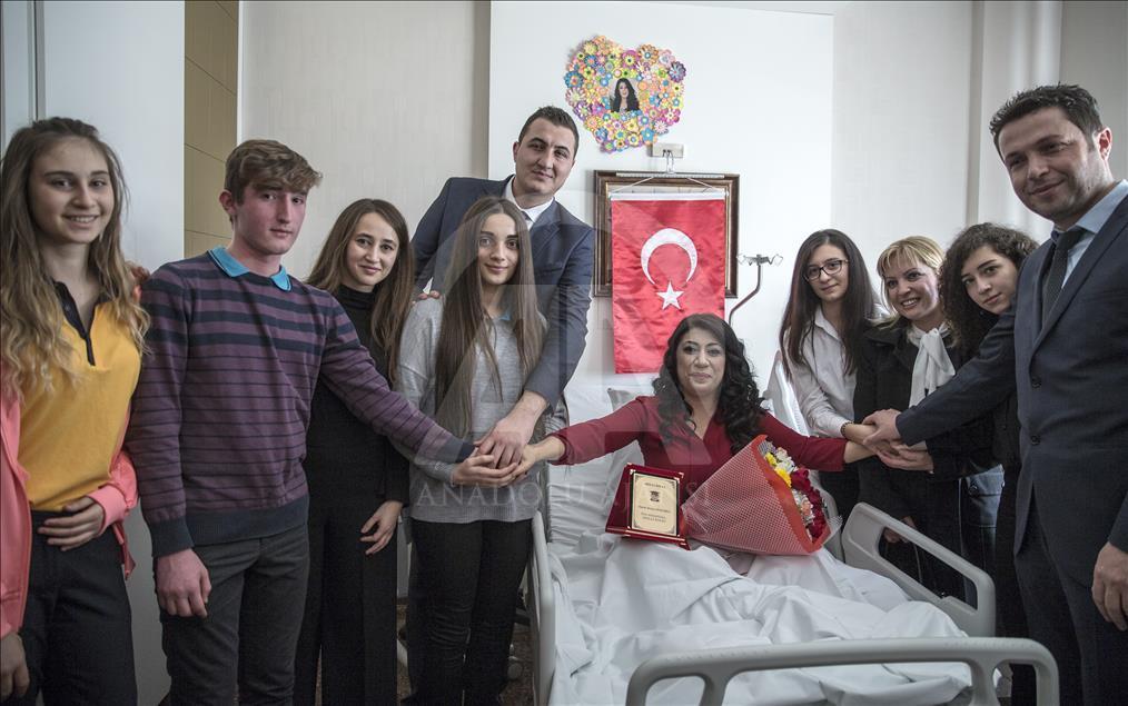 Öğrenciler, gazi öğretmeni yalnız bırakmadı