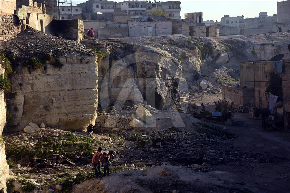 Жители Алеппо скрываются от бомбардировок в пещерах