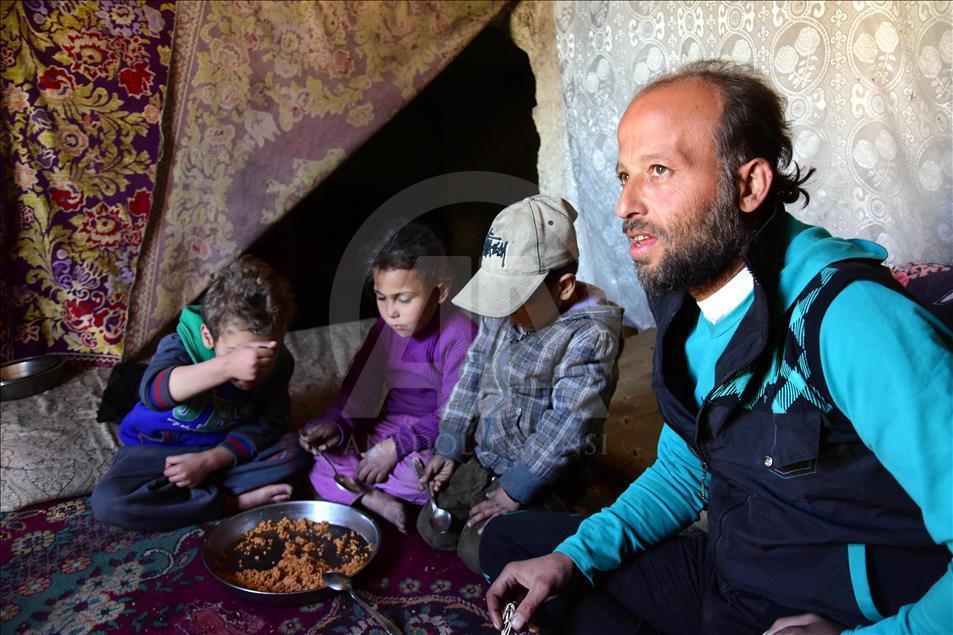 Жители Алеппо скрываются от бомбардировок в пещерах