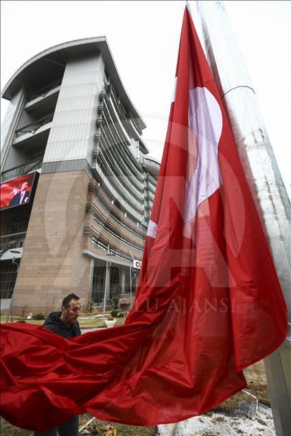 CHP Genel Merkezi'ne dev Türk bayrağı