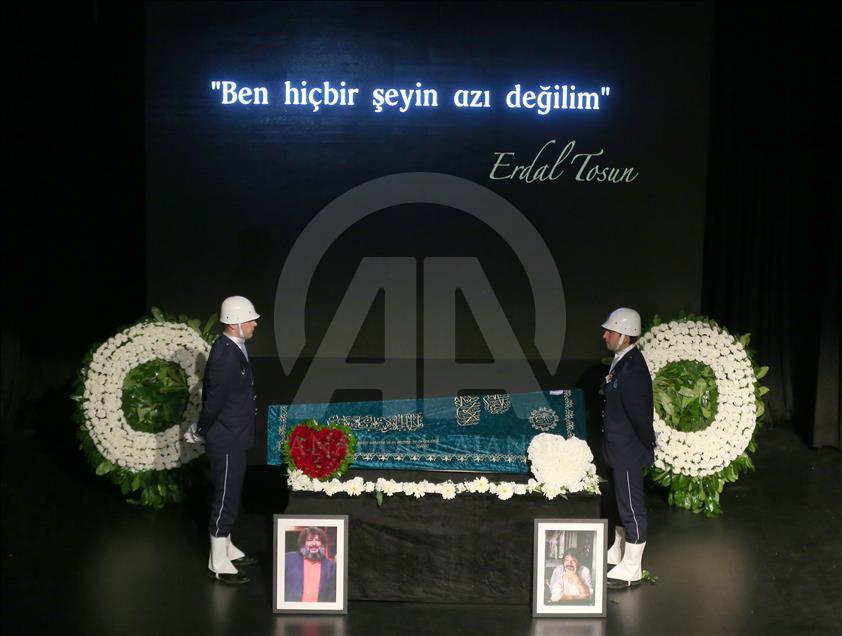 Sanatçı Erdal Tosun son yolculuğuna uğurlanıyor