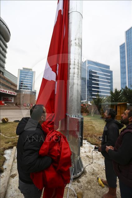 CHP Genel Merkezi'ne dev Türk bayrağı