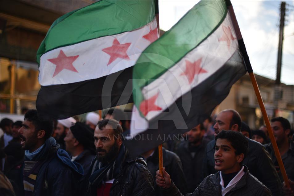 Suriye'de bombardıman altındaki Halep'e destek gösterisi