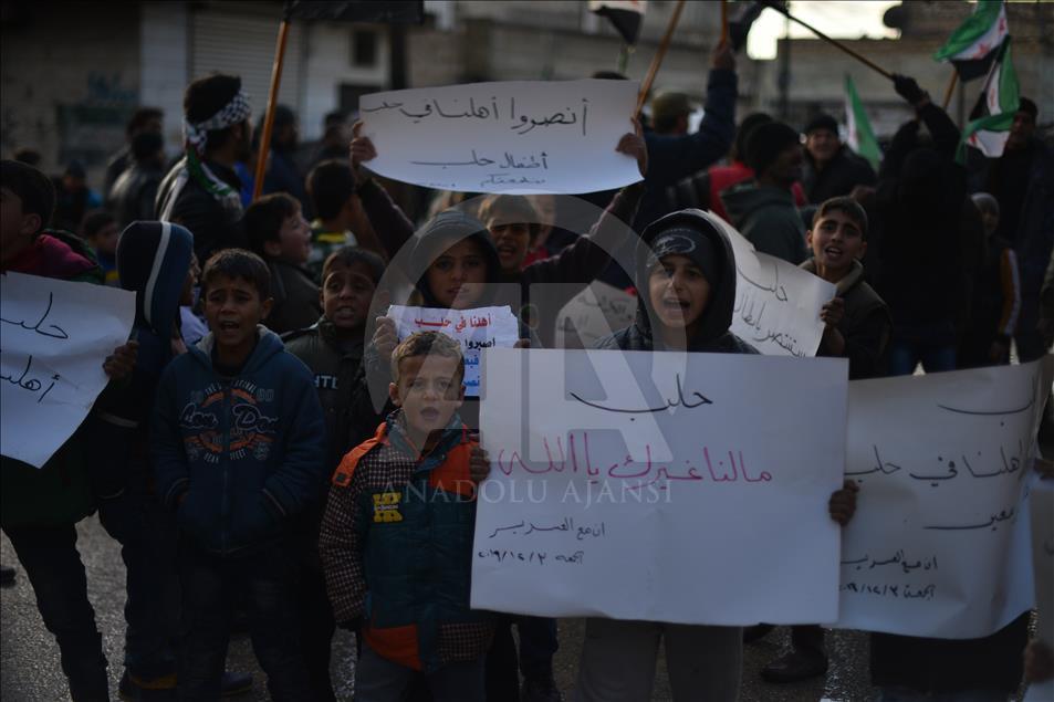 Suriye'de bombardıman altındaki Halep'e destek gösterisi