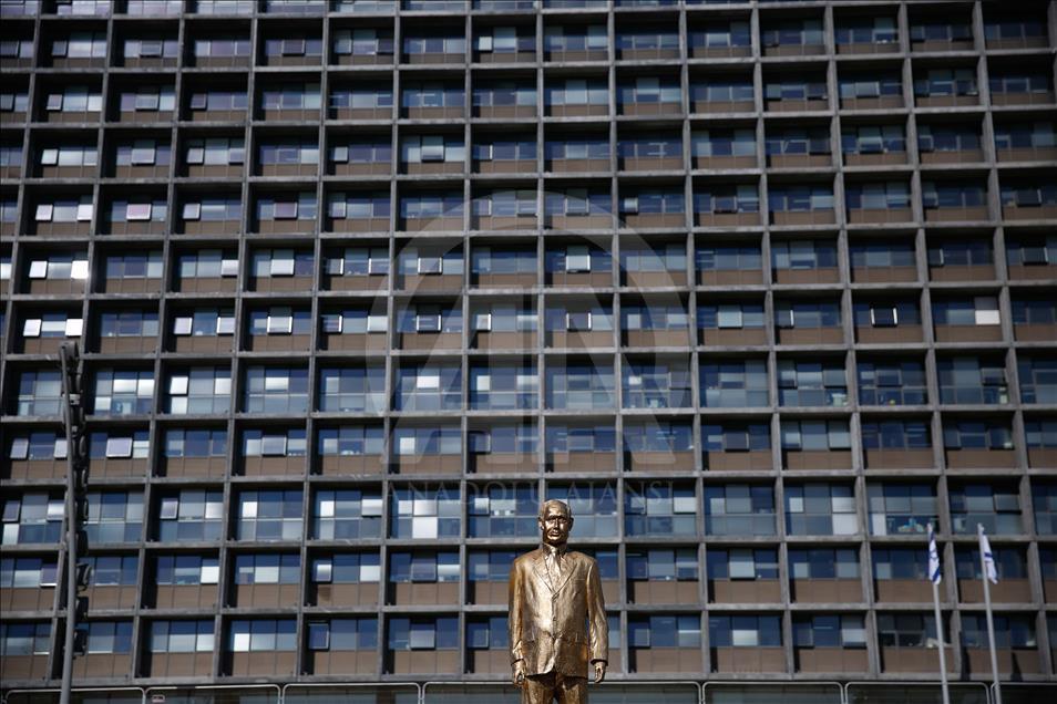 Tel Aviv'deki izinsiz Netanyahu heykeli kaldırıldı