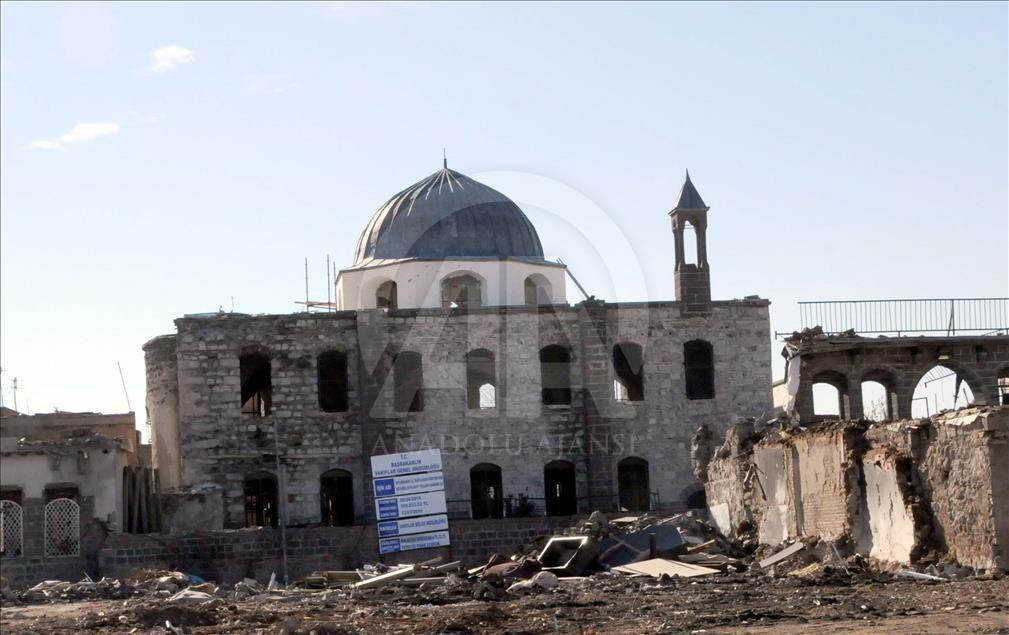 Teröristlerin tahrip ettiği kiliseler restore ediliyor
