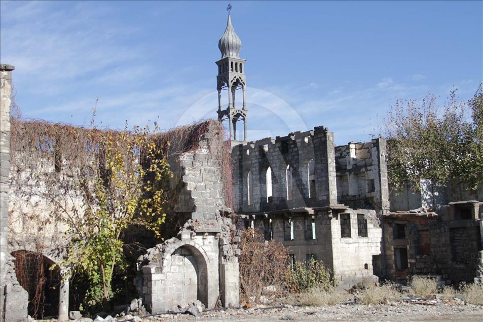 Teröristlerin tahrip ettiği kiliseler restore ediliyor