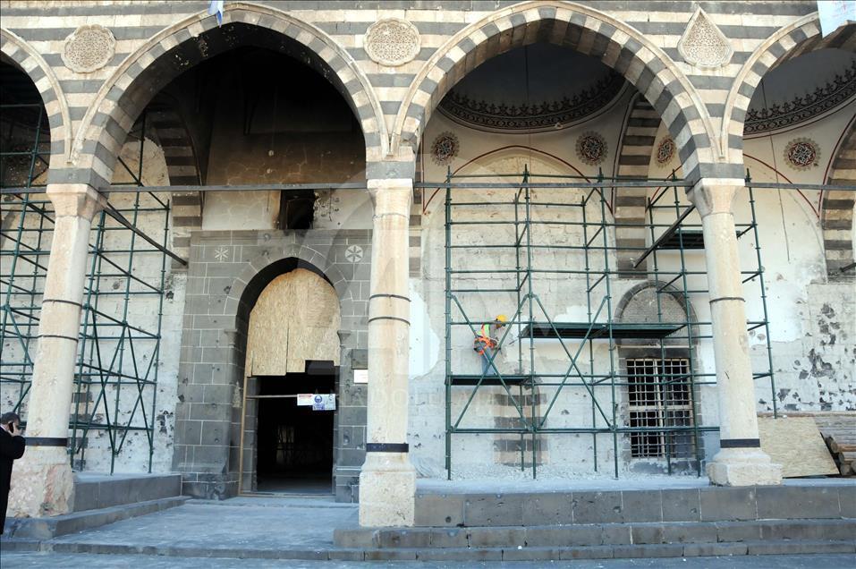 Teröristlerin tahrip ettiği kiliseler restore ediliyor
