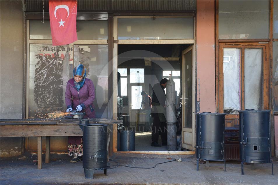 'Özlem usta'nın yaptığı sobalarla ısınıyorlar