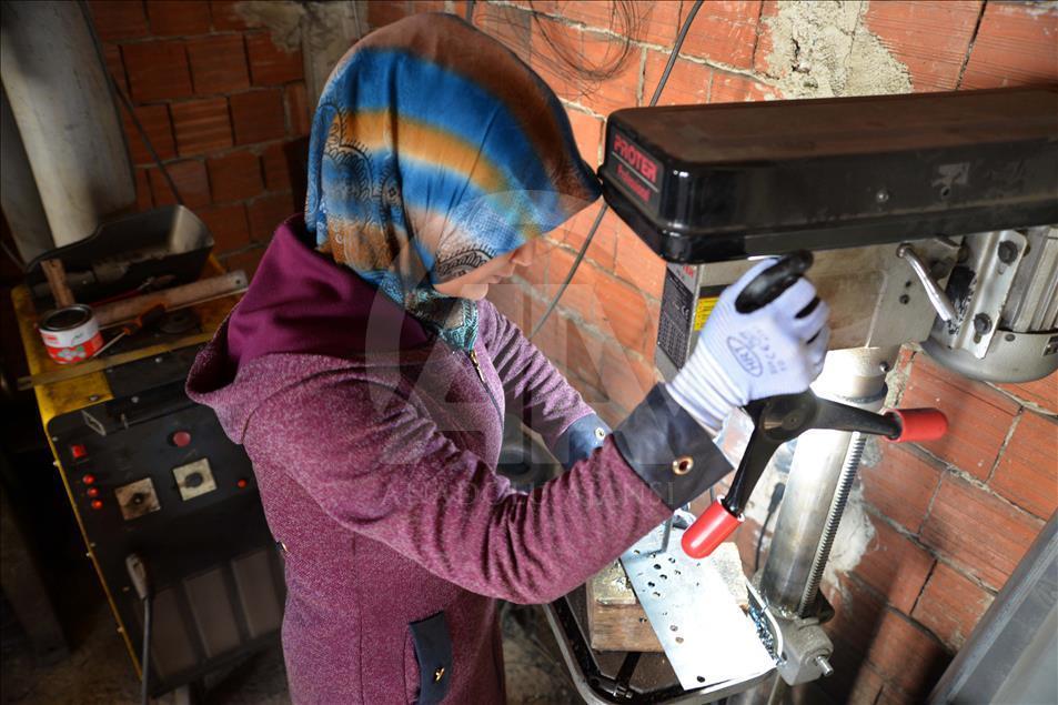 'Özlem usta'nın yaptığı sobalarla ısınıyorlar